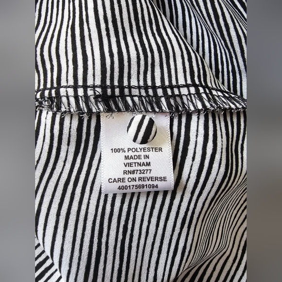 Elle- Black/White Print Ruffle Sleeves Front Pleat Sleeveless Top - Picture 8 of 8